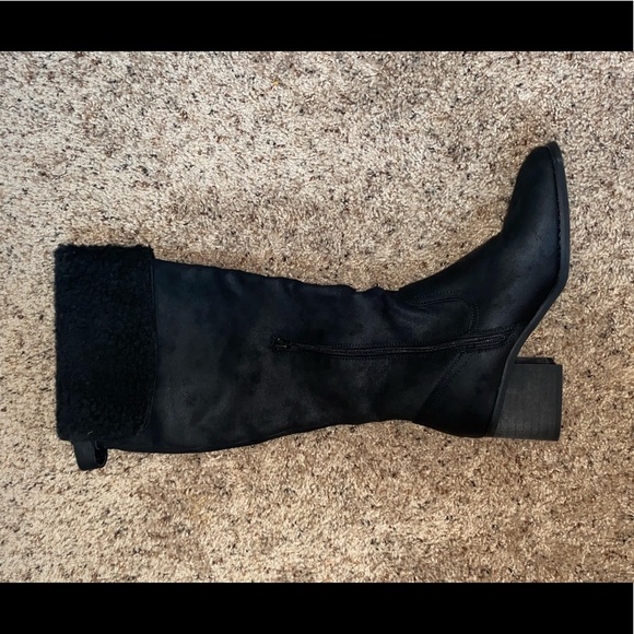 All black boots with fuzzy top - Picture 1 of 2